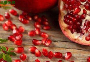 河南郑州：石榴假期销售火爆 ()