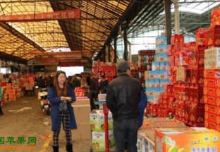 河南郑州：水果价跌了 ()