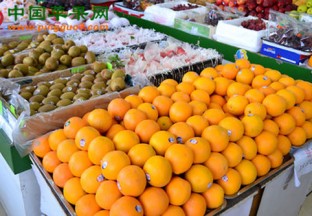 江苏扬州：春季水果销售火热 ()
