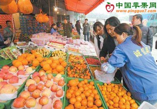 江西上饶：水果价格走低 ()