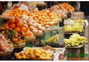 江苏常州：春季水果大量上市 ()