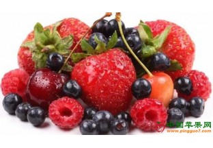 江苏镇江：春季时令水果上市受追捧 ()