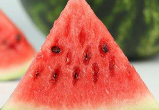 黑龙江大庆：夏季时令水果大量上市 ()