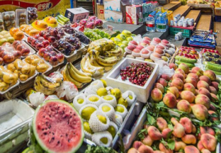 北京：今年桃价涨两成 进口水果消费多 ()