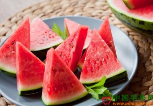 福建厦门：时令鲜果价格涨跌不一 ()