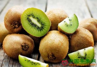 山东青岛：秋季水果大量上市 ()