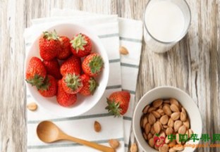 广州番禺：地产草莓陆续成熟 ()