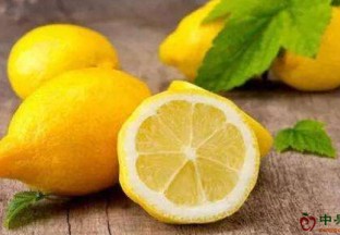 甘肃酒泉：戈壁滩上水果满枝头 ()