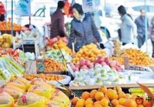 山东微山县：批发市场水果价格普涨 ()