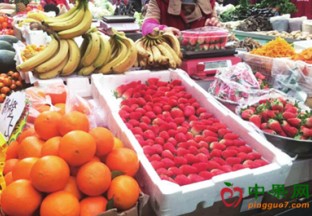 云南昆明：水果市场品类丰富 ()