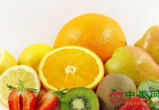 山东菏泽：菠萝、芒果走俏市场 ()