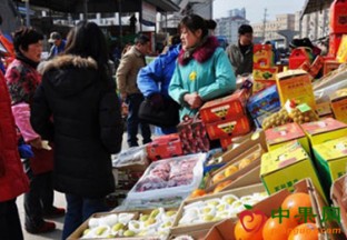 安徽合肥：时令水果交易日趋火热 ()