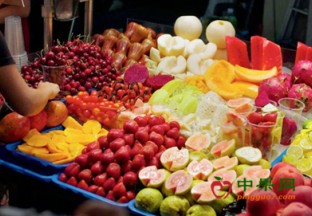 辽宁鞍山：时令鲜果大量上市 ()