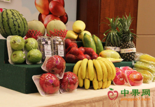 浙江湖州：夏令水果便宜上市 ()