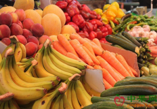 湖北孝感：时令水果不便宜 ()