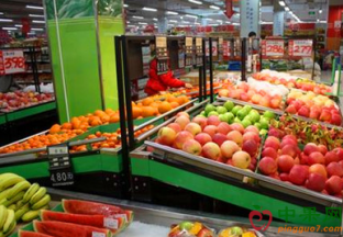 河南郑州：水果价格日益亲民 ()