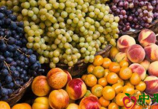 山东潍坊：时令水果上市 价格下跌 ()