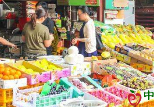 山东潍坊：水果量大价低 百姓有喜有忧 ()