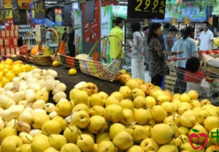 河南商丘：水果价格稳中有降 ()