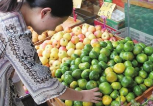 秋令水果上市 价格明显回落 ()
