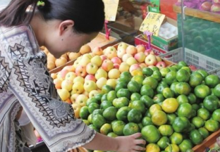 秋令水果上市 价格实惠 ()