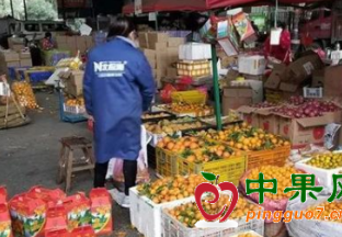 广西桂林：水果量大价低 ()