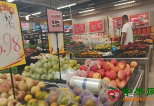 山东枣庄：时令水果上市 价格稳中有降 ()