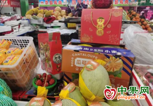 北京市场礼盒装水果走俏 ()