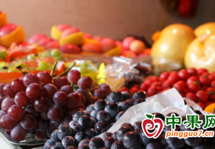 天气炎热 消暑水果受青睐 ()